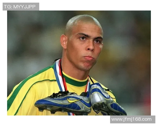 足球巨星罗纳尔多的辉煌历程与场上风采展现