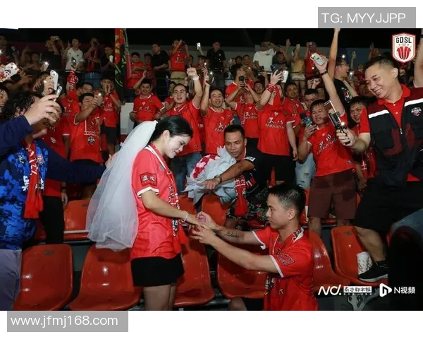 足球明星进场触地瞬间引发热议球迷热情高涨场面感人至深 足球明星进场触地瞬间引发热议球迷热情高涨场面感人至深