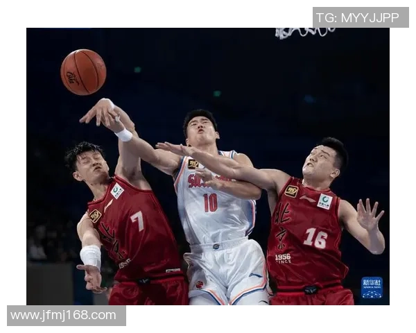 篮球明星的精彩进球瞬间与背后的奋斗故事